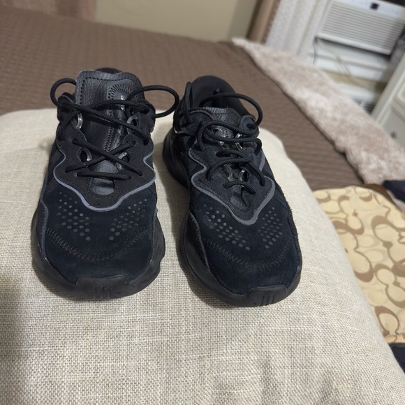 Kids Adidas sneakers - Picture 1 of 4